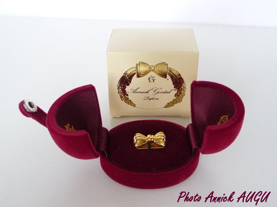 BROCHE-NOEUD DANS SON ECRIN
