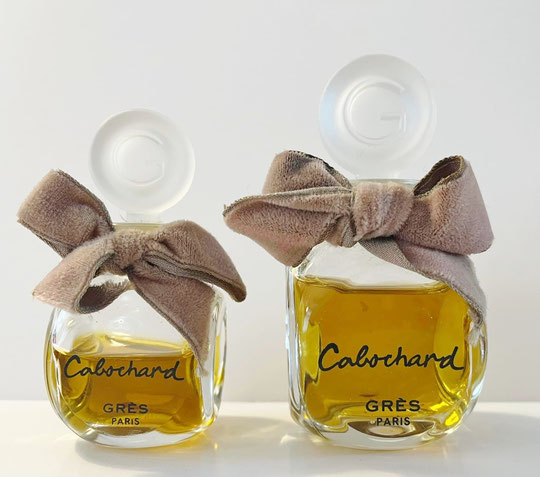 GRES - CABOCHARD AVEC NOEUD EN VELOURS AU COL 