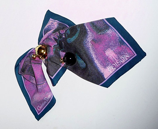 2 BROCHES DIFFERENTES POISON POSEES SUR CARRE 90 x 90 POISON