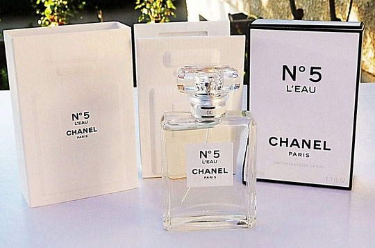 2016 - CHANEL N° 5 L'EAU - FLACON PRESENTE SOUS DOUBLE BOÎTE A RABAT