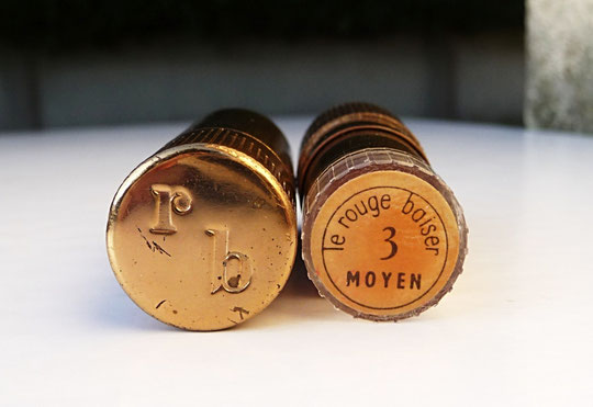 LES DEUX BOUTS DU ROUGE A LEVRES : LE ROUGE BAISER 3 MOYEN (CREATION BOURJOIS)