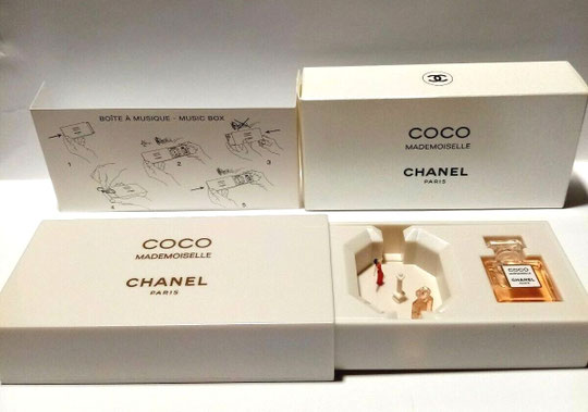 COCO MADEMOISELLE - LA BOÎTE A MUSIQUE PRESENTEE OUVERTE : LA PARTIE SITUEE A GAUCHE S'ANIME - A DROITE UNE MINIATURE COCO MADEMOISELLE