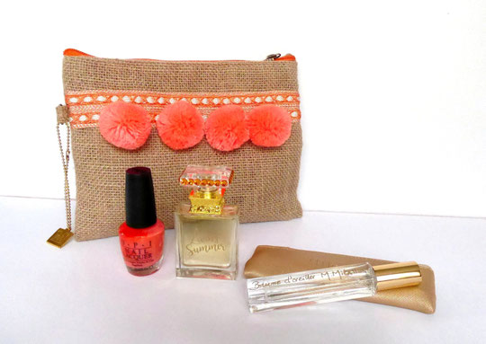LE KIT VAPORISATEURS - TROUSSE A POMPONS ORANGES CONTENANT : 1 VAPORISATEUR LIVING SUMMER, 1 VAPORISATEUR BRUME D'OREILLER ET UN VERNIS A ONGLES