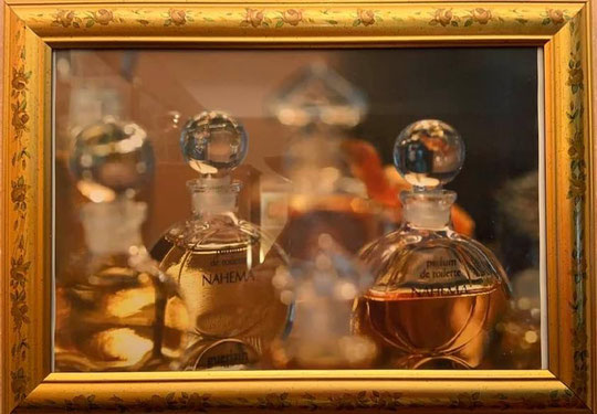 TABLEAU MONTRANT DES MINIATURES GUERLAIN - PHOTOGRAPHIE FAITE PAR MR JEAN PUEYO, MAIRIE D'ORLEANS POUR ORLEANS MAG - CE FUT PRATIQUEMENT  MA PREMIERE INTERVIEW FAITE A LA MAISON