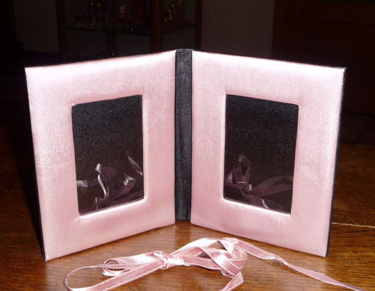GUERLAIN - PORTE-PHOTOS EN SATIN ROSE, OFFERT LORS DU LANCEMENT DE L'INSTANT MAGIC