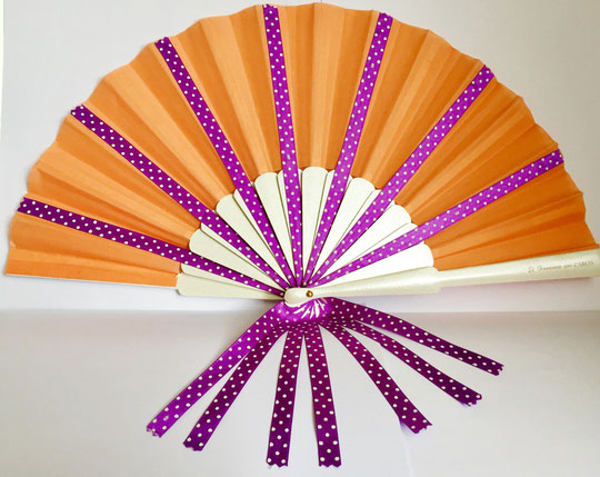 CARON - EVENTAIL ORANGE ET VIOLET, OUVERT : OFFERT PAR LA MAISON CARON, RUE FRANCOIS 1er à PARIS