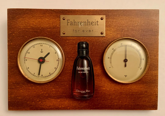 FAHRENHEIT - PRESENTOIR PUBLICITAIRE EN VOIS COMPORTANT : UNE MONTRE, UNE MINIATURE EAU DE TOILETTE ET UN THERMOMETRE EN DEGRE FAHRENHEIT