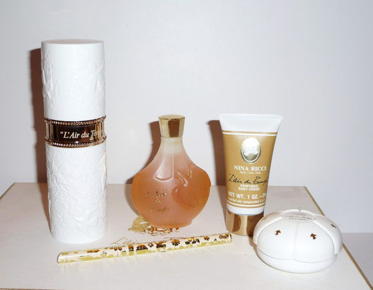 CONTENU DU COFFRET : VAPORISATEUR EAU DE TOILETTE 25 ML, BAIN DOUCHE PARFUME, CREME CORPS PARFUMEE, BATON STICK POUR LE SAC ET SAVON PARFUME