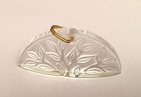 LALIQUE - GROS PLAN SUR LE PENDENTIF EN CRISTAL "CHEVREFEUILLE"