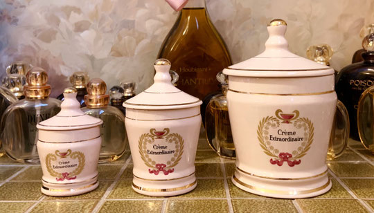 ELIZABETH ARDEN - CREME EXTRAORDINAIRE : LA SERIE DE 3 POTS EN FAÏENCE DE COULEUR ROSE - 1952, FABRICATION POUR LA FRANCE UNIQUEMENT