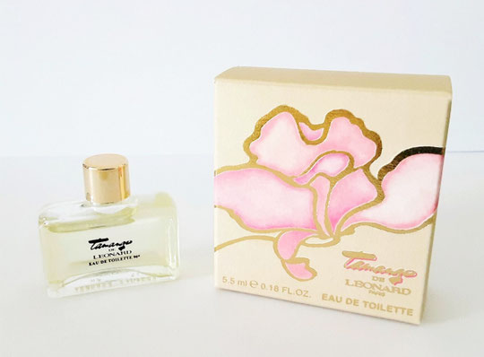 TAMANGO - MINIATURE EAU DE TOILETTE 5,5 ML : CHANGEMENT DE LA BOÎTE, BLANCHE AVEC UNE GROSSE FLEUR ROSE