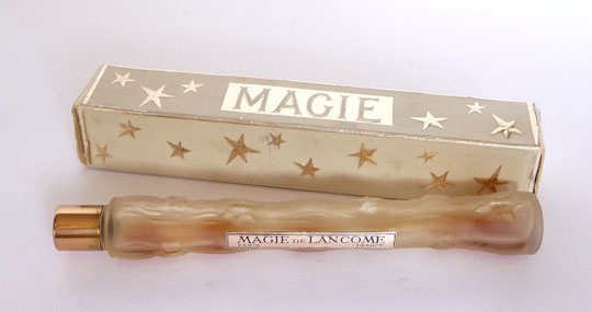 MAGIE - FLACON DE SAC APPELLE "LE BÂTON DU MAGICIEN" : PARFUM DANS FLACON EN VERRE DEPOLI, ETIQUETTE DOREE