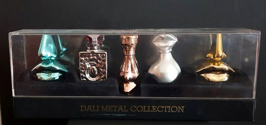 8)  COFFRET DALI METAL COLLECTION AVEC 5 MINIATURES DIFFERENTES