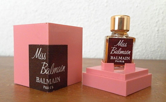 MISS BALMAIN - PARFUM 1 ML : PETITE MINIATURE DANS BOÎTE ROSE EN PLASTIQUE