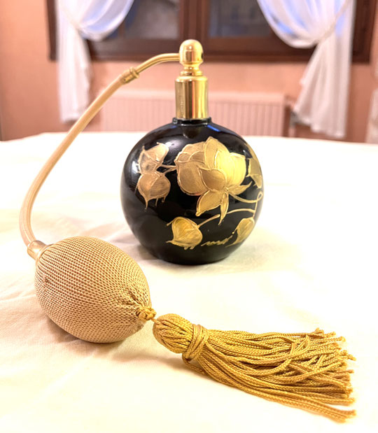 GROS FLACON VAPORISATEUR AVEC POIRE - CERAMIQUE NOIR ET FLEURS DOREES