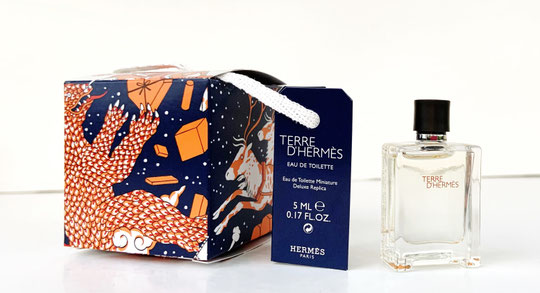 NOËL 2021 - LES MINIATURES SONT OFFERTES AUX CLIENTS DANS DES CUBES CARRES A SUSPENDRE, CUBES AUX COULEURS D'HERMES : ICI MINIATURE TERRE D'HERMES EAU DE TOILETTE 7,5 ML