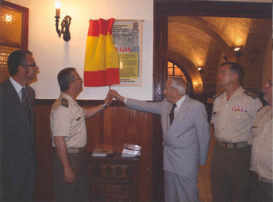 Descubriendo una placa conmemorativa en el Museo Militar de Cartagena
