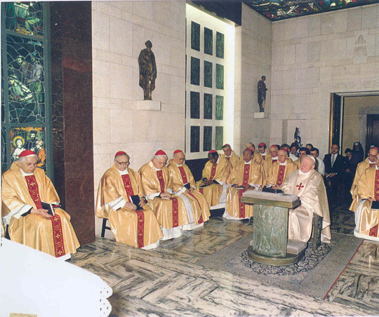 José María Falgas al fondo . A la izquierda el Cardenal Joseph Alois Ratzinger, actual papa Benedicto XVI. En el centro Juan Pablo II