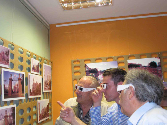 visionando con las gafas especiales las fotografías estenopéicas