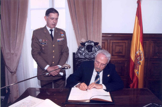 firma de la donación de los cuadros al Museo Militar de Cartagena