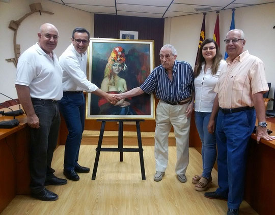 Don Diego Conesa, Alcalde del Excmo. Ayuntamiento de Alhama de Murcia, y el pintor Falgas, estrechan sus manos como referente a la donación por parte del artista del cuadro pintado al óleo de una mujer cacereña, como gesto de gratitud a dicha ciudad.