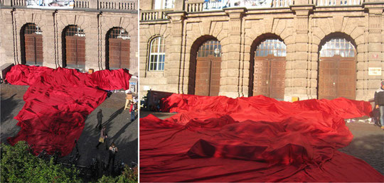 aktion roter teppich 2006 ästhetische widerstandsstrategie gegen den bildungsabbau am tag der „offenen tür“ vor dem hauptgebäude der uni innsbruck gemeinsam mit c. streng und studierenden - linkes foto: richie schwarz