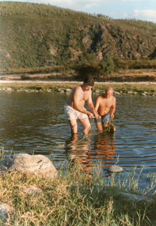  Pescadores en el rio. Años 70. Pedro. Propiedad privada.