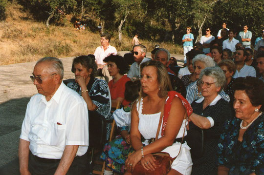  La gente en misa. F. Pedro. Propiedad privada.