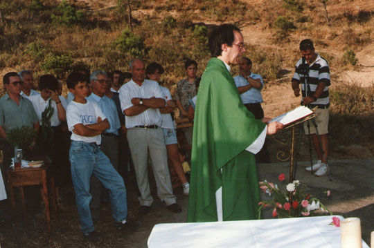  Aquí está el sacerdote. F. Pedro. Propiedad privada.