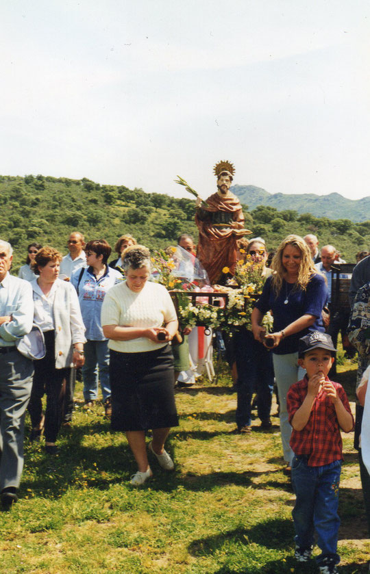  Procesión a San Marcos por los primaverales campos. F. Pedro. P. Privada.