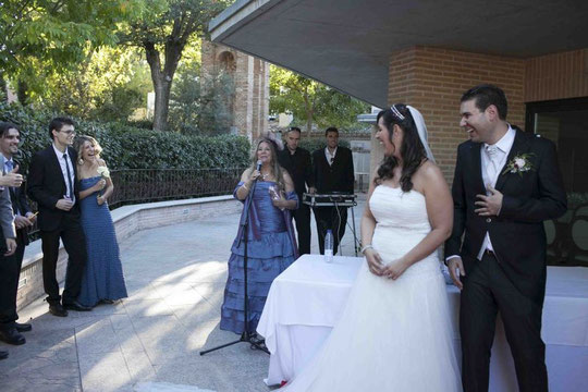   Merche anuncia la ofrenda floral a los novios, jajaja.......Todo porque confundí el apellido de la novia, había otra Cristina en la familia. F. P. Privada.