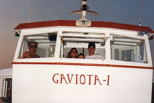 Viajamos desde San Javier a Isla Perdiguera; Dejan a Javi tripular el barco, bajo la atenta mirada del capitán. F. Pedro. P. Privada.