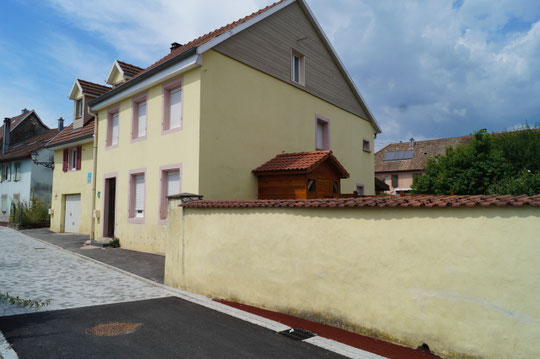 Vue de la rue et du jardin non attenant
