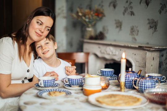 Mutter und Sohn entspannt am Frühstückstisch