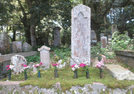 僧侶を複数輩出している長濵家の墓。右の墓は先日の地震で倒れたという。