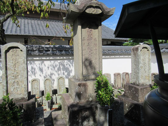 　中央は主君・浅野匠頭長矩公、右に大石内蔵助良雄、左に大石主税良金