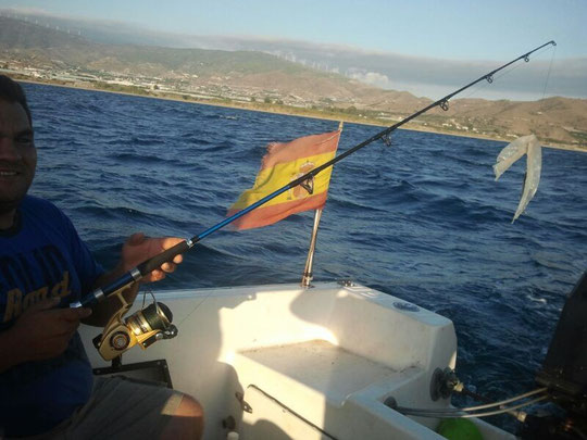 RAFA, ¿ INICIANDOSE EN LA PESCA O EN LA LIMPIEZA DE PLAYAS?