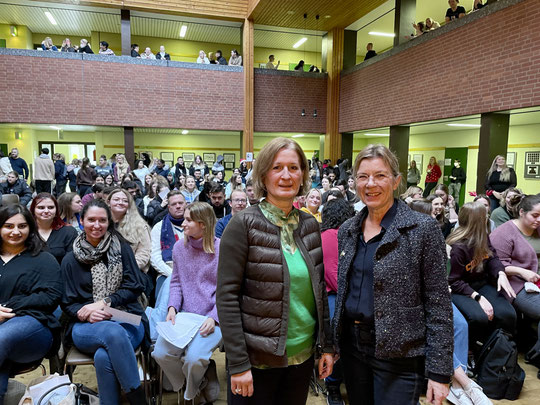 Dezernentin Frau Scherer (links) und Schulleiterin Frau Rutwalt-Berger inmitten der versammelten Schulgemeinschaft