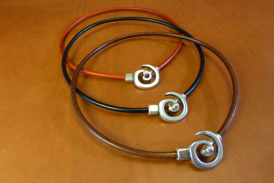 Les couleurs: Marron, Noir, Rouge