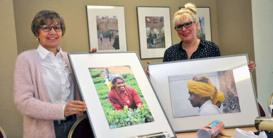 SVZ 06.04.2016 Verena Ziegler (l.) und Andrea Weinke-Lau hängen die Bilder für eine neue Ausstellung in Groß Laasch auf. 