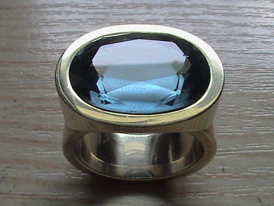 Gelbgold-Ring mit Aquamarin