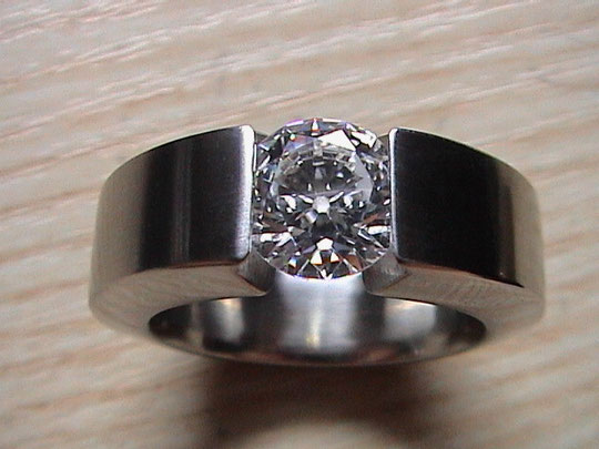 Edelstahl Ring mit Zirkonia