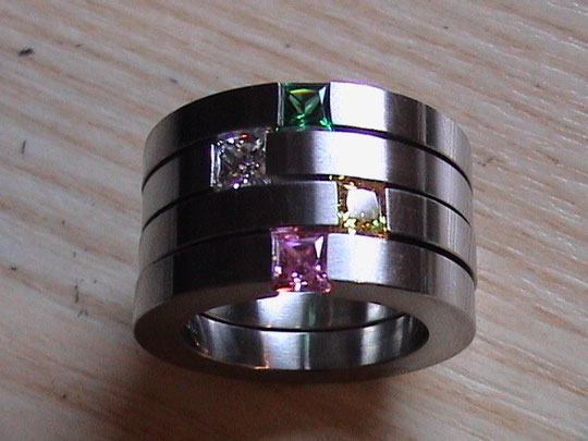 Edelstahl Ring mit synth. Steinen