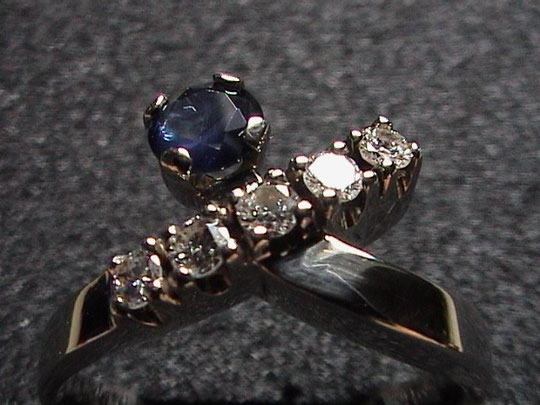 Weißgold-Ring mit Blausafir und Brillanten