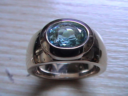 Gelbgold-Ring mit Blautopas