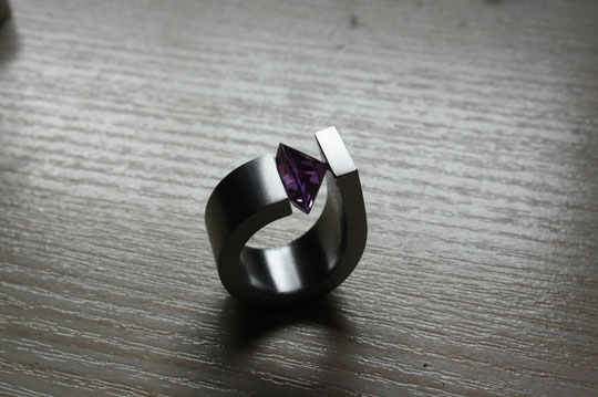 Edelstahl Ring mit Amethyst (Stein dreht sich)