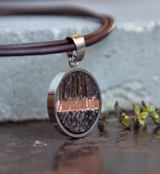 Handgefertigter Holzschmuck für Männer – nachhaltig aus alten oder recycelten Hölzern, kombiniert mit Edelstahl. Jedes Stück ist ein Unikat, veredelt mit echtem Blattgold, Platin oder Kupfer.