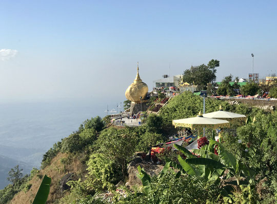 Von weiten Blick auf den goldenen Felsen