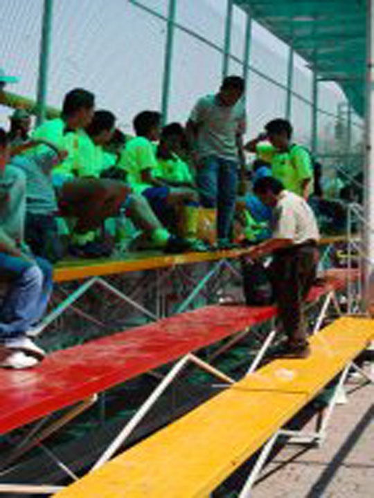 LOS EQUIPOS UTILIZANDO LAS GRADAS