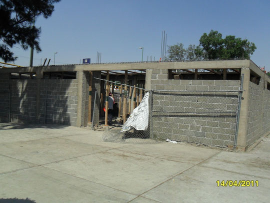 VISTA EXTERIOR DE LA FACHADA DEL COMEDOR AUN EN CONSTRUCCION